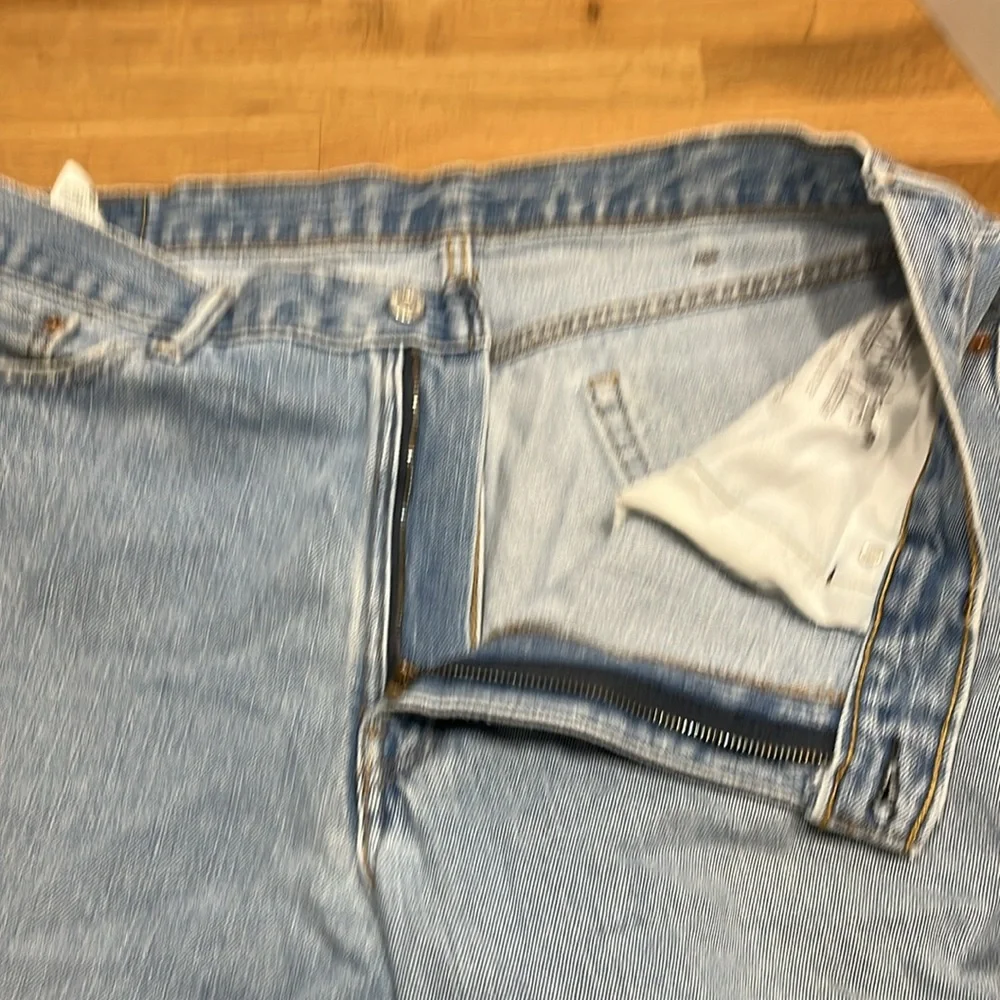 Levi’s Light Wash Distressed 560 Loose Fit Blue Jeans Men’s 38 x 30